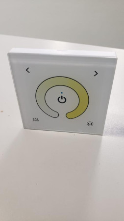 Bicolor Touch Panel für den Wandeinbau in der Farbe weiß.